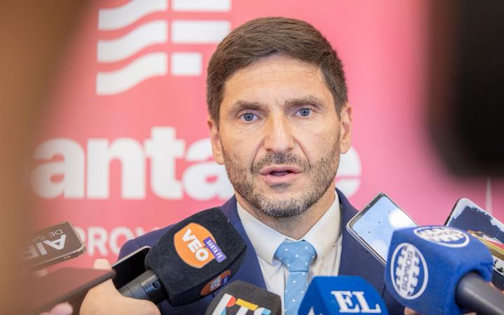 Pullaro reduce gastos y apuesta a la eficiencia del Estado 