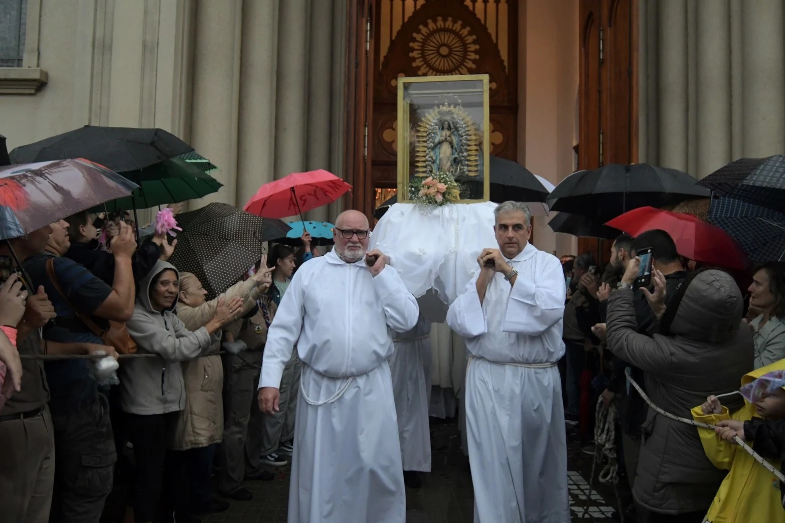  La lluvia torrencial no impidió la llegada de miles de fieles a la Virgen de Guadalupe