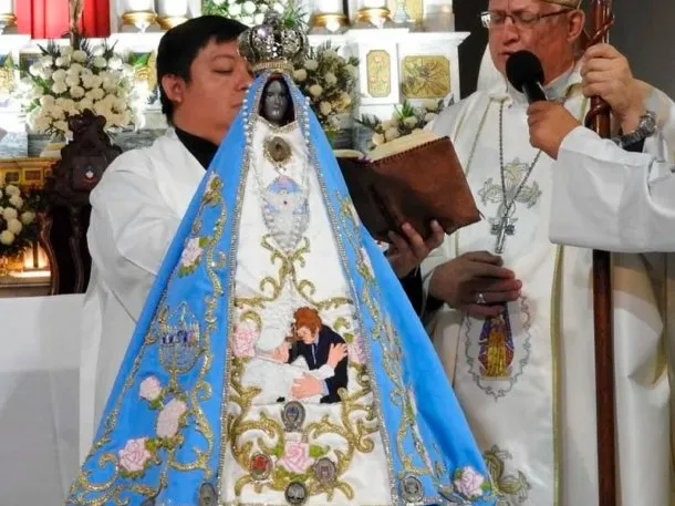 Bordaron a Javier Milei en el manto de la Virgen del Valle