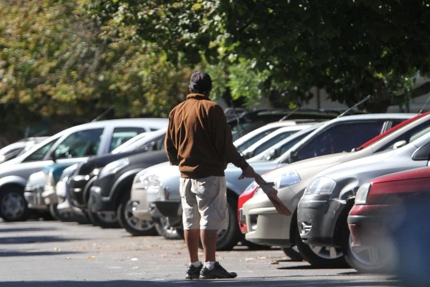 Prohibieron los cuidacoches en la ciudad de Santa Fe