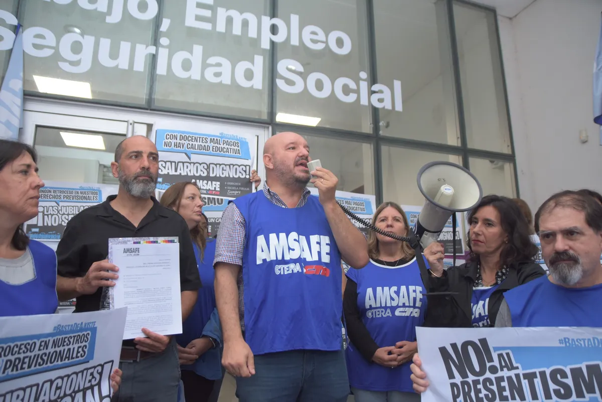 Los maestros endurecen su posición: triple marcha en Santa Fe