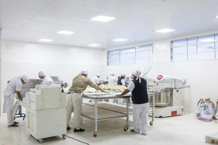Internos de Las Flores producirán 20 mil kilos de pan por mes