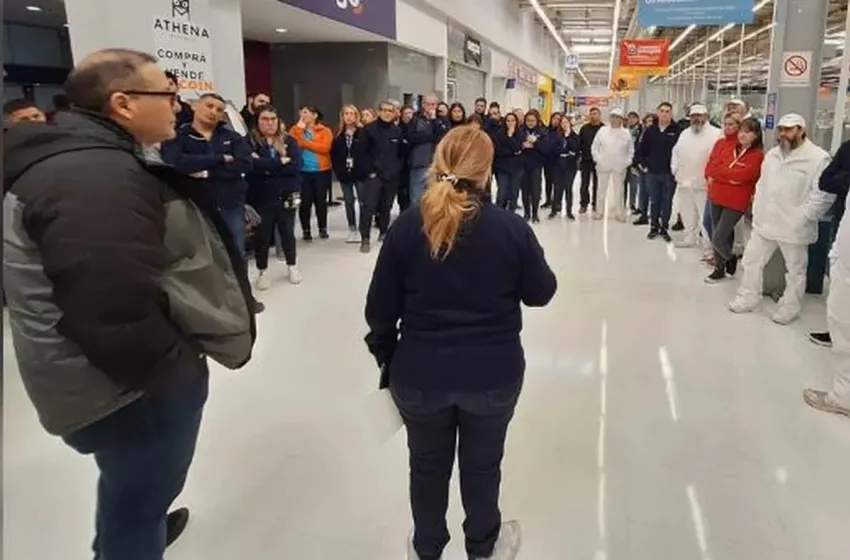 Echaron a 150 trabajadores de una cadena de supermercados