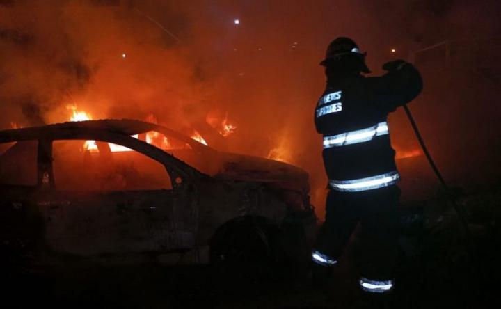 Incendian 4 autos estacionados en la cuadra de una comisaría