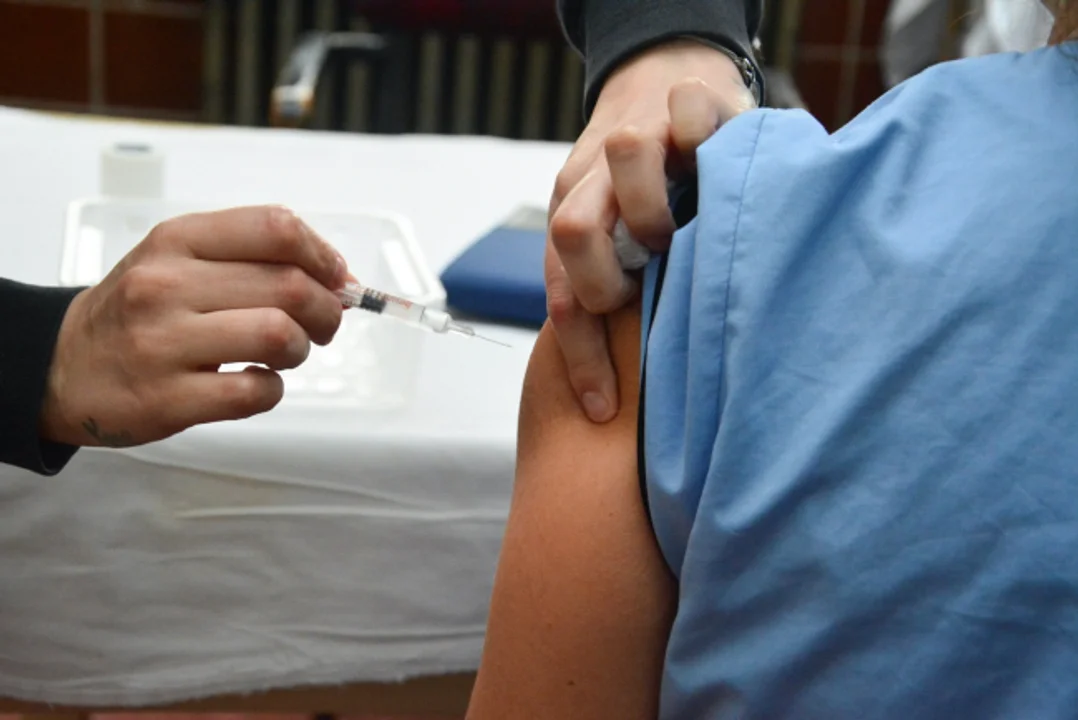 Llega una nueva vacuna clave para los adultos mayores