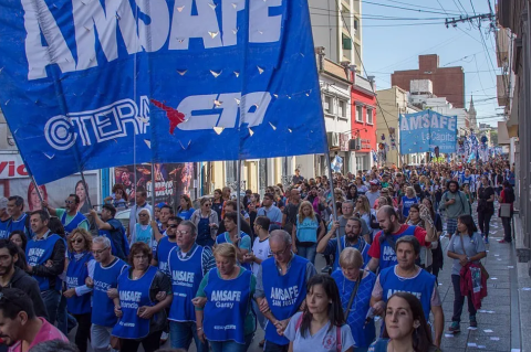 Los docentes están que trinan: le descontaron el día de paro