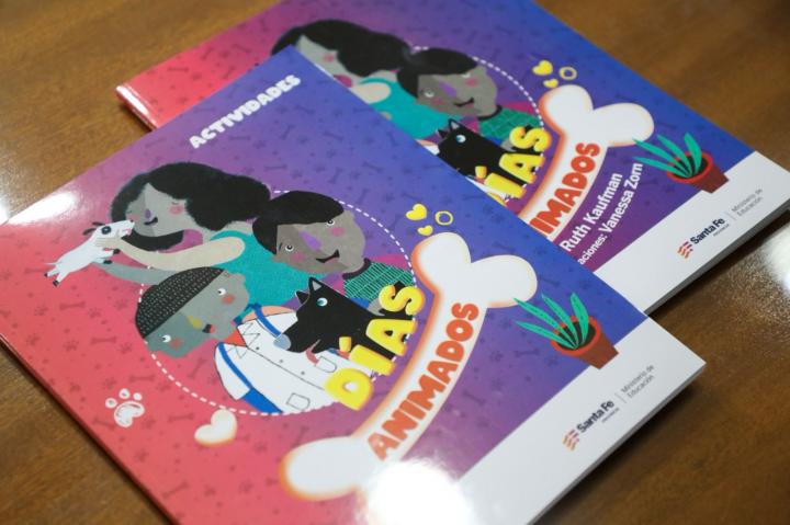 La provincia imprimió 50.000 libros que están conformados por novelas y libros de actividades, que serán destinados a docentes y estudiantes.