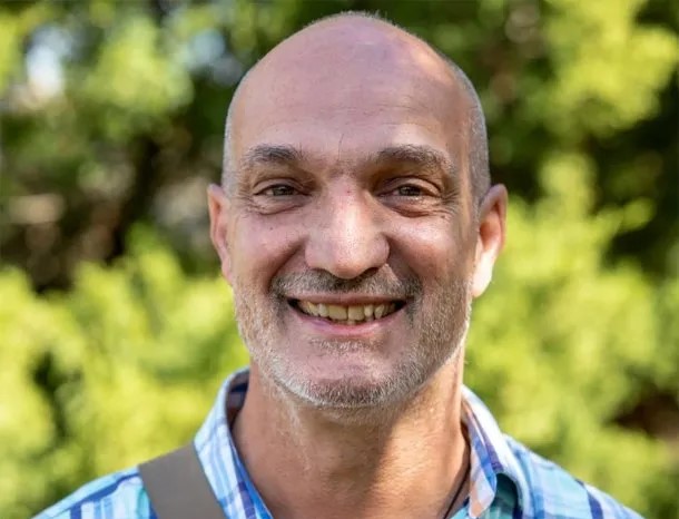 Un cura arengó cantos contra Javier Milei en una misa