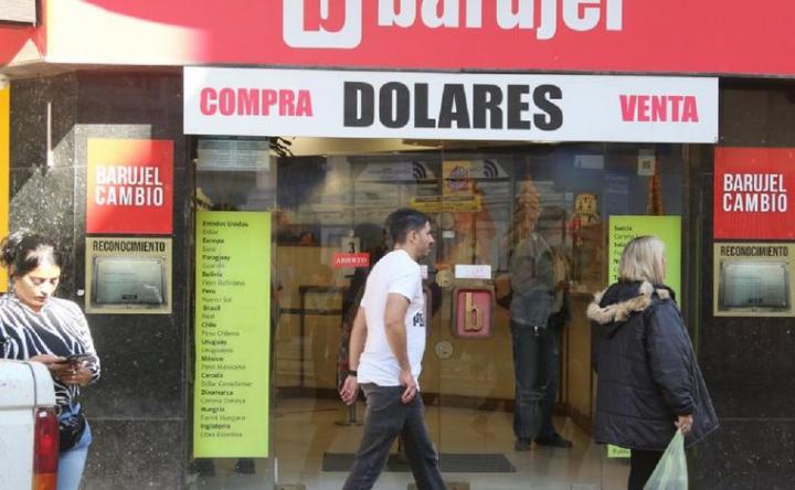 El dólar blue alcanza un nuevo récord, sube el riesgo país y caen los bonos 