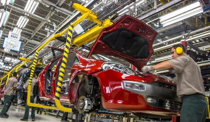 Crisis automotriz: la producción de autos cayó un 40%