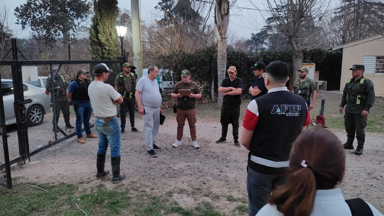 Explotación laboral: rescatan a 19 peones, entre ellos niños