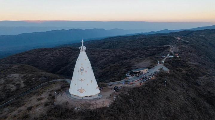 La obra tiene una altura de 54 metros, superando al Cristo Redentor de Brasil.