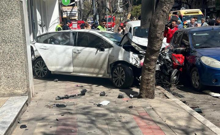 Un auto descontrolado chocó todo en Córdoba: 15 heridos