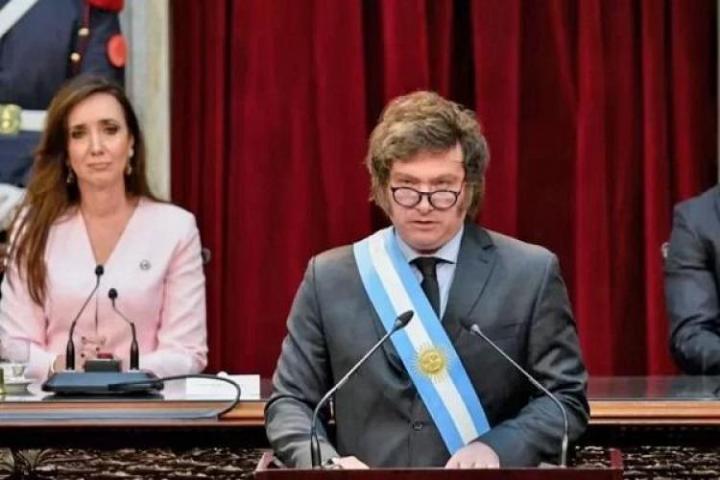 La imagen de Javier Milei cayó 7 puntos en solo un mes