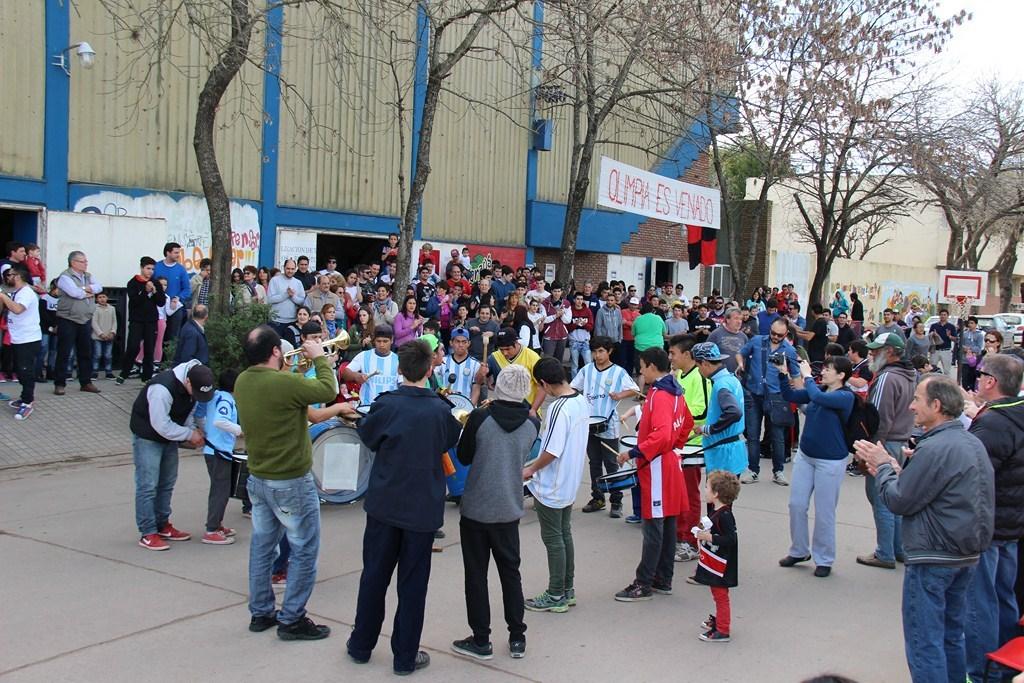 Abrazo solidario para salvar al Club Olimpia