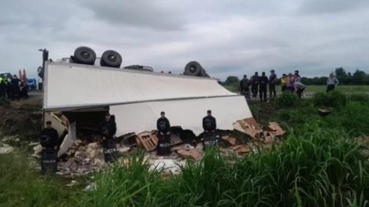 Vecinos con hambre: volcó un camión y se robaron los fiambres