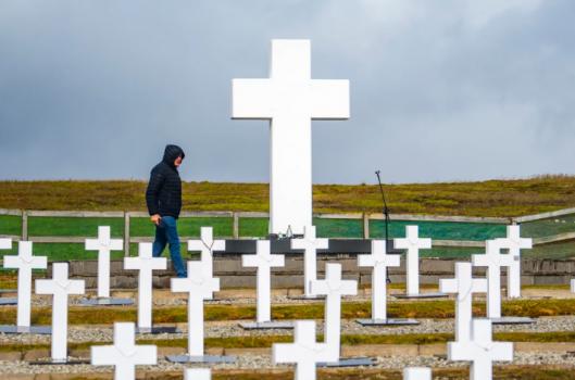 Los familiares de caídos en Malvinas visitaron el cementerio de Darwin