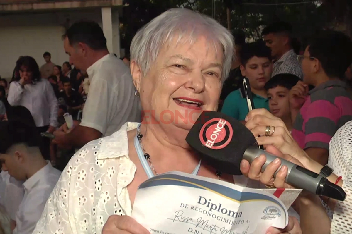 Terminó la secundaria a los 77 años: mejor promedio y abanderada