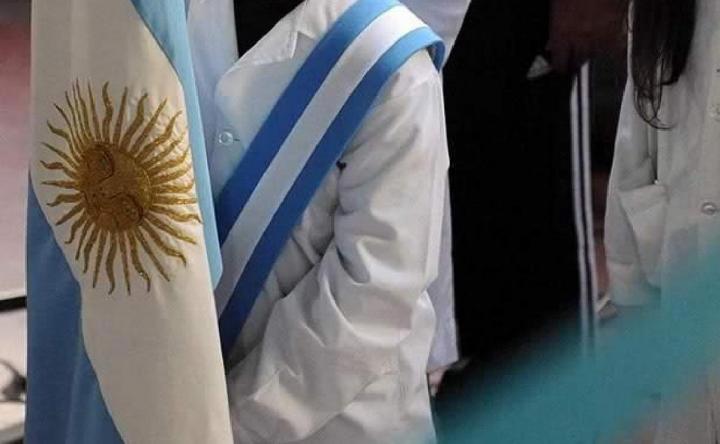 Denunció al colegio de su hija porque no fue abanderada