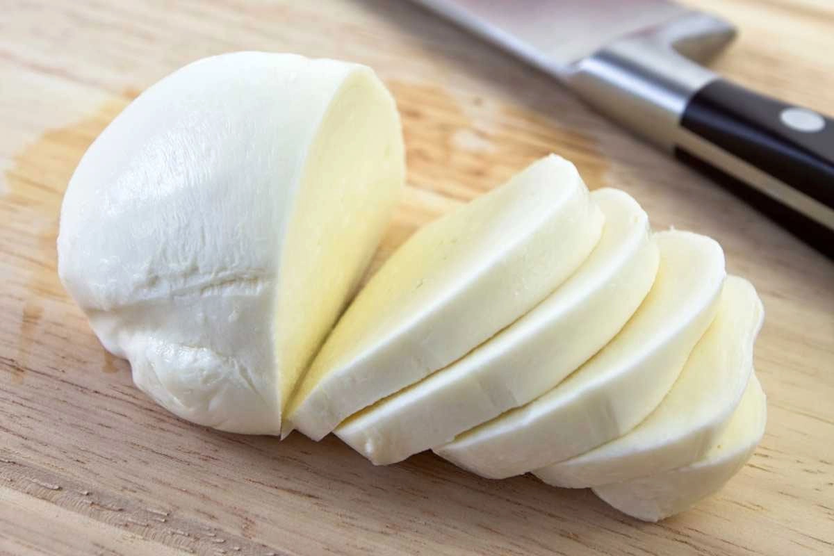 Prohíben la venta de una conocida marca de mozzarella