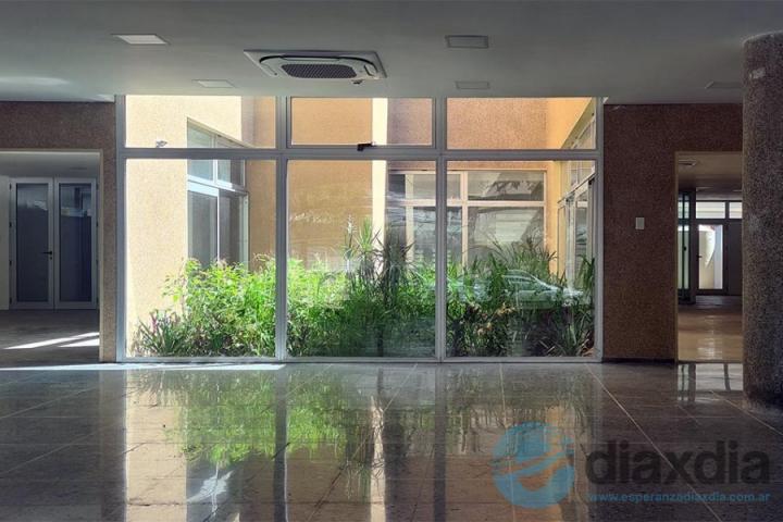 El renovado edificio sigue vacÃo.