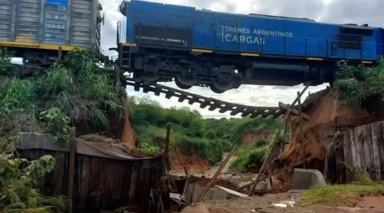 Un tren quedó colgando tras romperse un puente en Salta