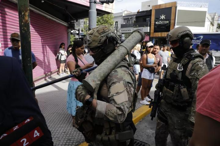 Desalojan a más de 5000 manteros en el barrio de Flores