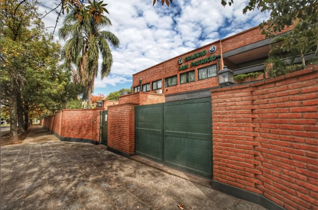 Un colegio pidió a los padres vestir “ropa adecuada”