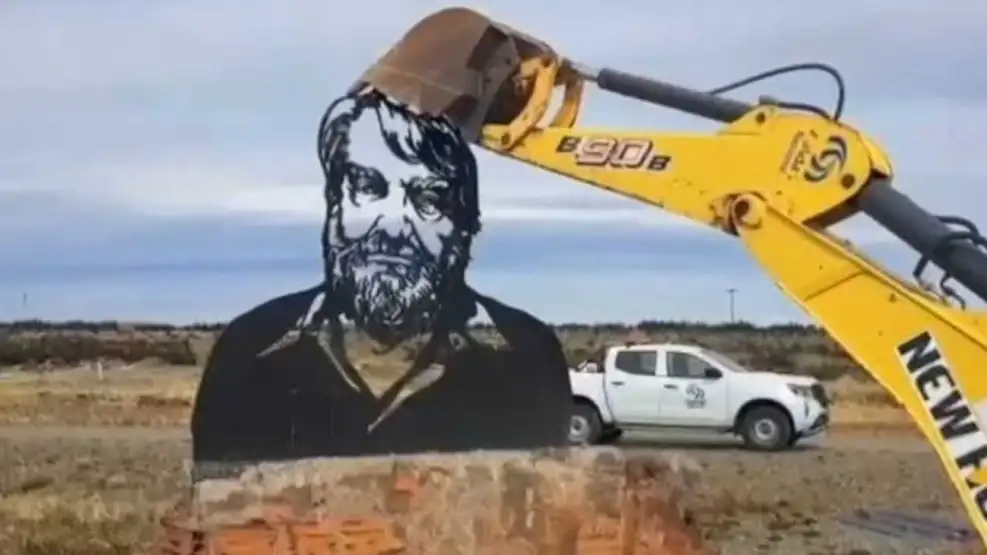 Derriban el monumento a Osvaldo Bayer en Río Gallegos