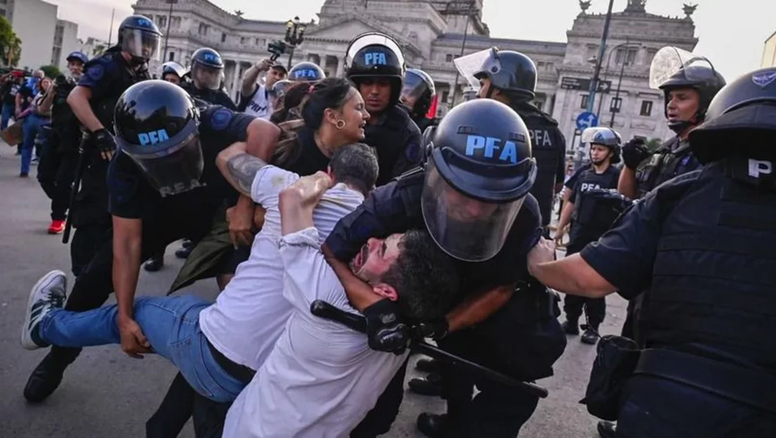 La Policía volvió a reprimir a los jubilados en el Congreso