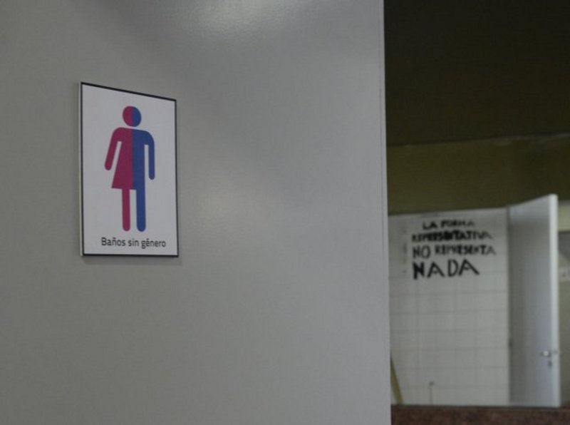 “Baños sin género” en una facultad de Rosario 