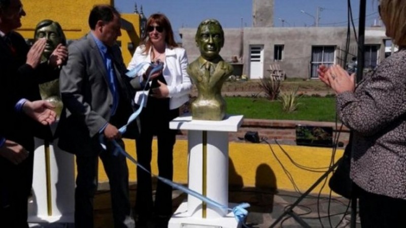 No cumplió un año y ya tiene su monumento