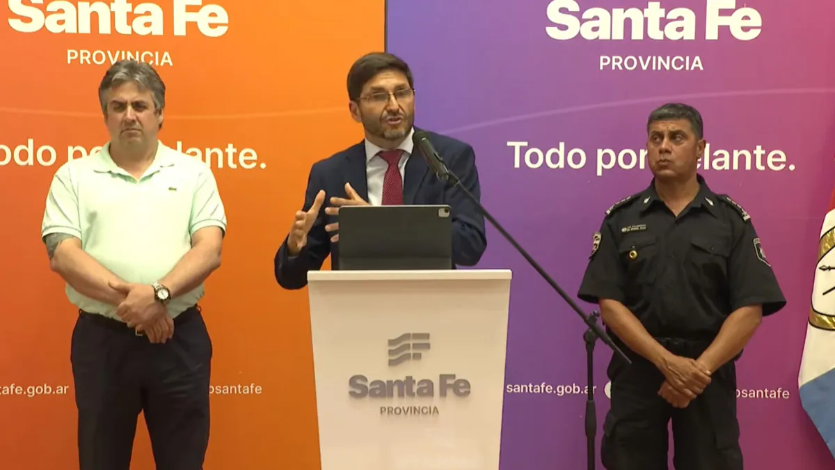 El gobernador, en la conferencia de prensa que dio por la situación policial.