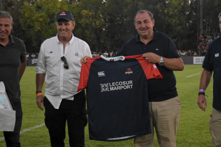 El intendente de Santa Fe recibió la camiseta oficial del equipo local.
