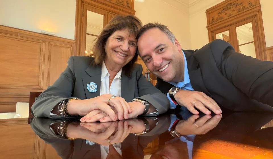 Amigos son los amigos: Patricia Bullrich respaldó a Adorni 