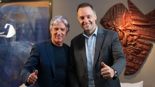 Marcelo Grandio y Manuel Adorni quedaron complicados en la causa que investiga quién pagó los vuelos del jefe de Gabinete a Punta del Este.