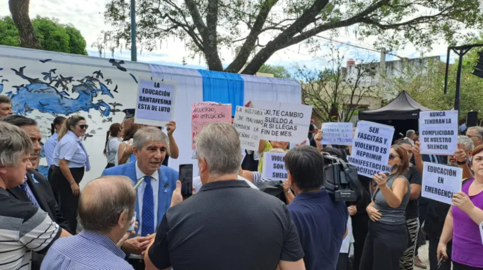 La protesta se dio justo cuando el ministro de Gobierno, Fabián BastÃa, hablaba con la prensa.