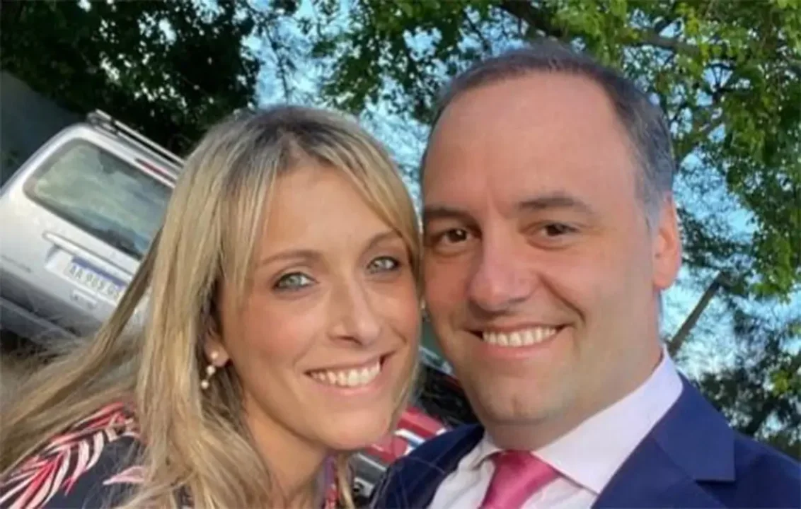 Bettina Angeletti y Manuel Adorni.