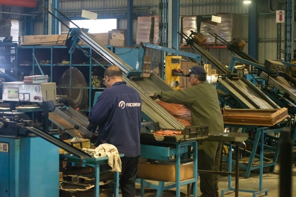 La industria encadenó en febrero su octava caída al hilo