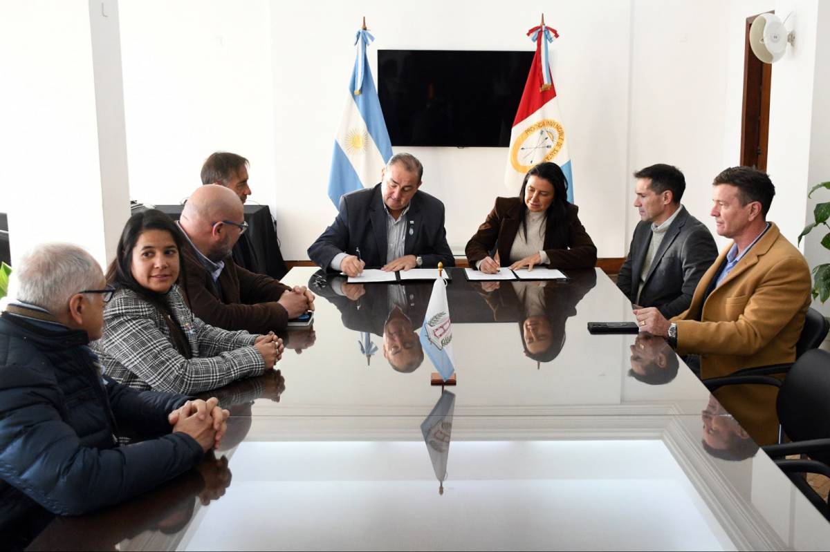 Poletti firmó un convenio para promover la gestión eficiente en los edificios