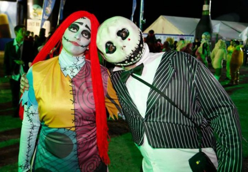 Una multitud se disfraza para ir a Paraná