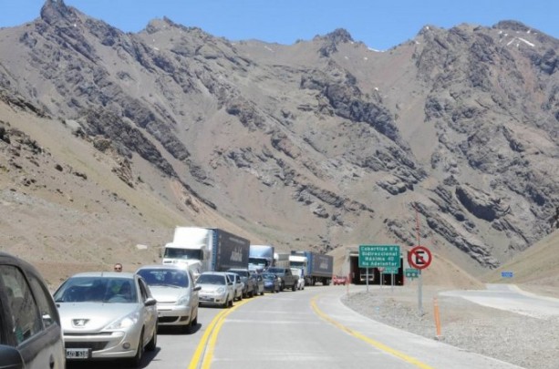 Argentinos inundan Chile para comprar