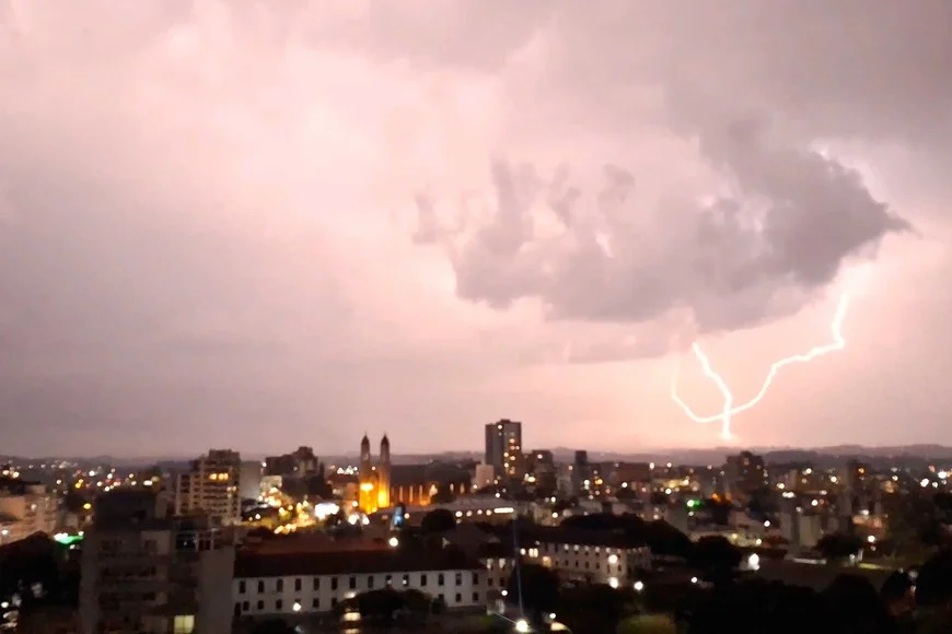 Fuertes lluvias, granizo y hasta un tornado golpearon al sur de Brasil