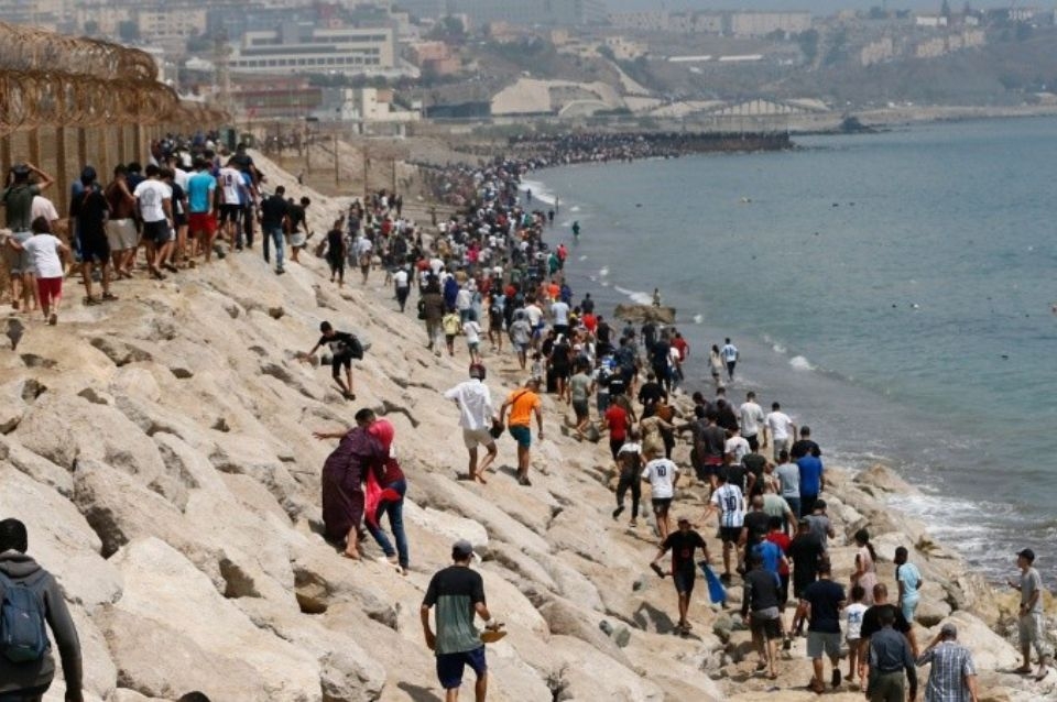 Miles de marroquíes traspasaron la frontera con España en Ceuta