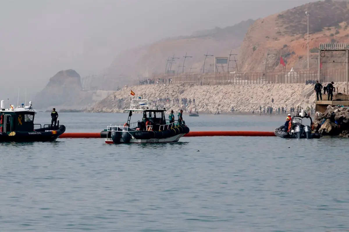 Crisis migratoria: España instaló una barrera en el mar