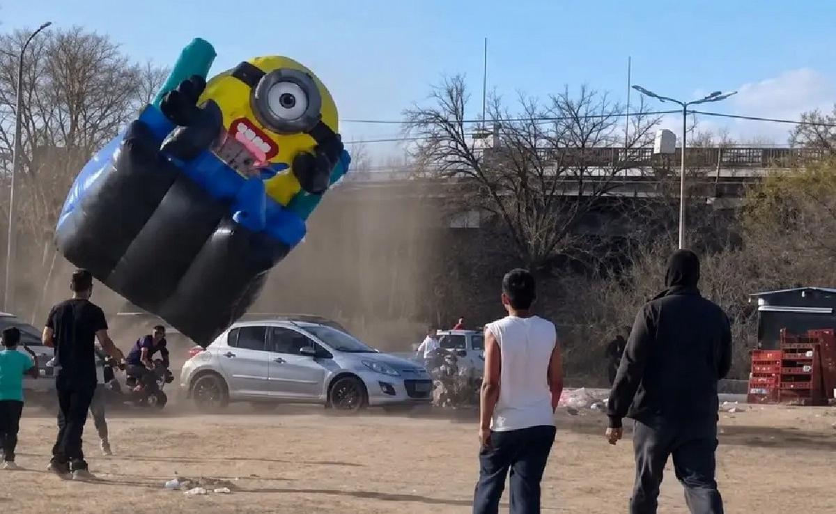 Una ráfaga tumbó un castillo inflable: dos niños heridos