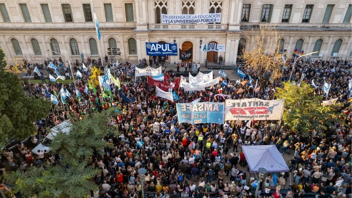 Multitudinaria marcha universitaria en Santa Fe: 