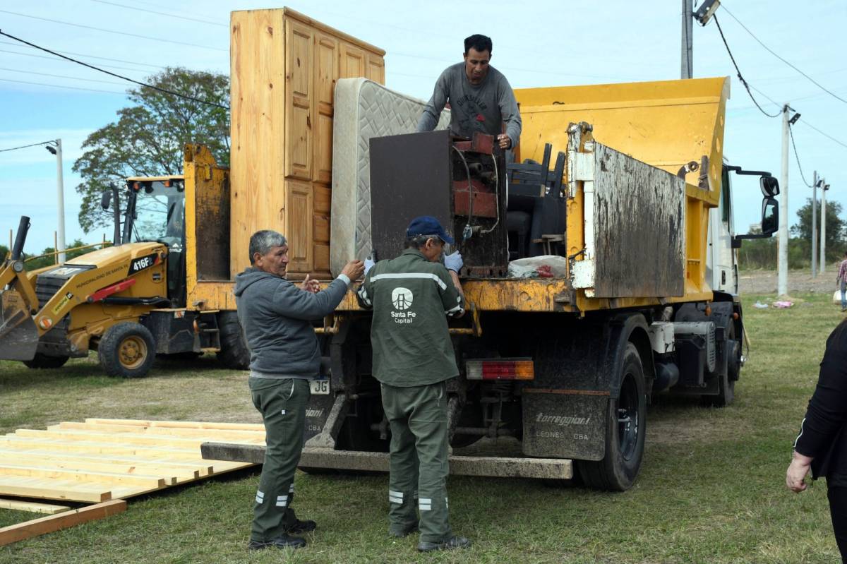 Siguen evacuando a familias en Santa Fe