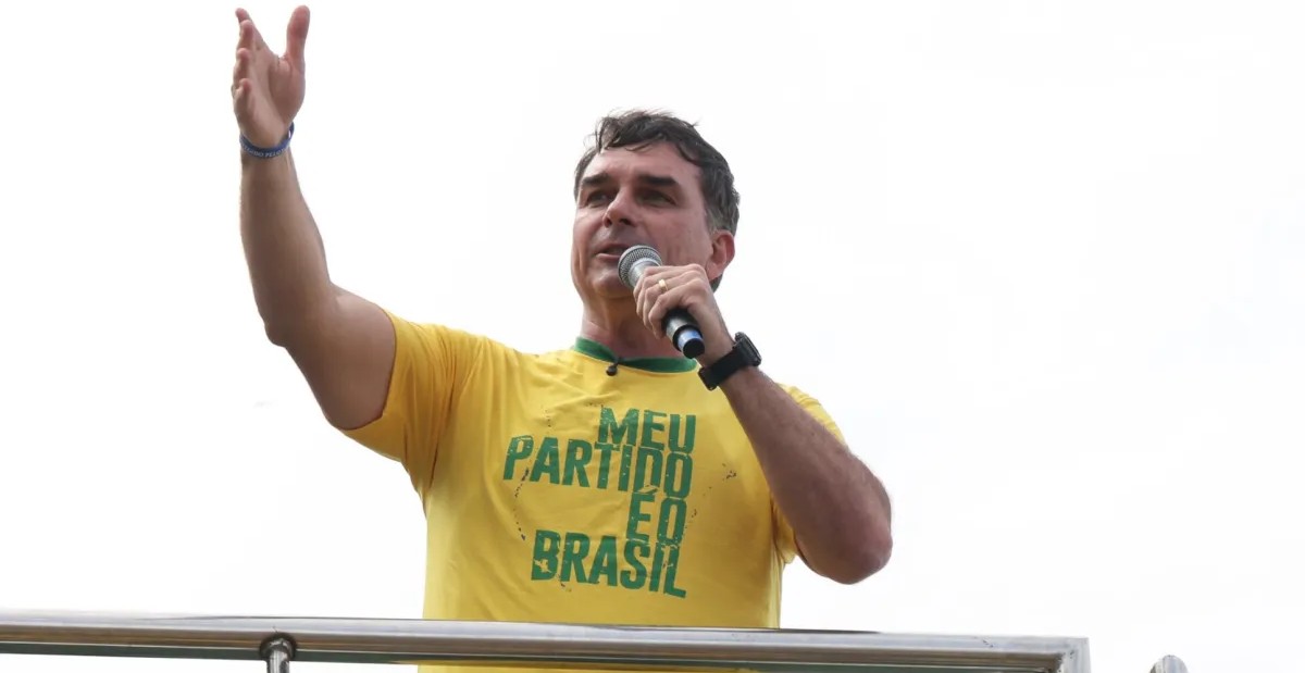 Flávio Bolsonaro llegó a EE.UU. junto a su esposa y sus hijas