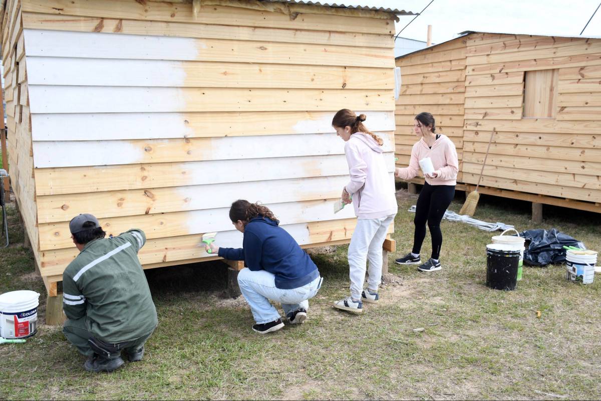 Voluntarios ayudan a familias de evacuados